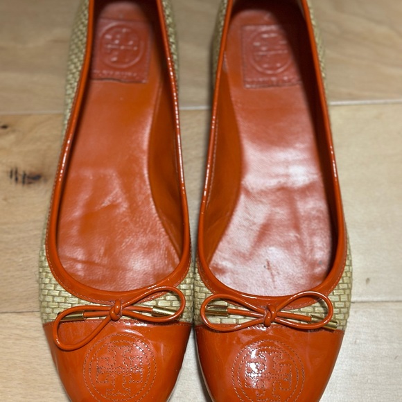 TORY BURCH Orange Patent Basket Weave Ballet - Picture 4 of 9